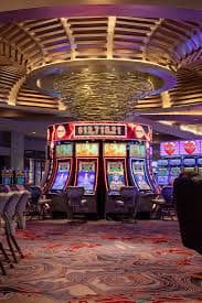 Người dùng Việt Nam chơi live casino baccarat trên điện thoại với dealer người thật